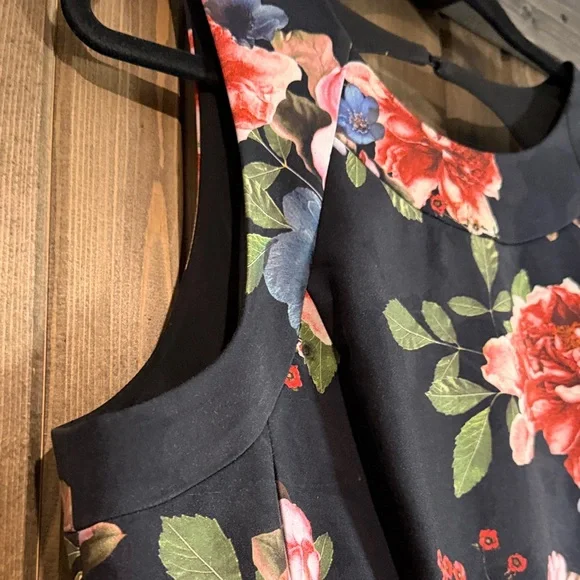 Floral Sleeveless Dress - Black and Red - Picture 3 of 6